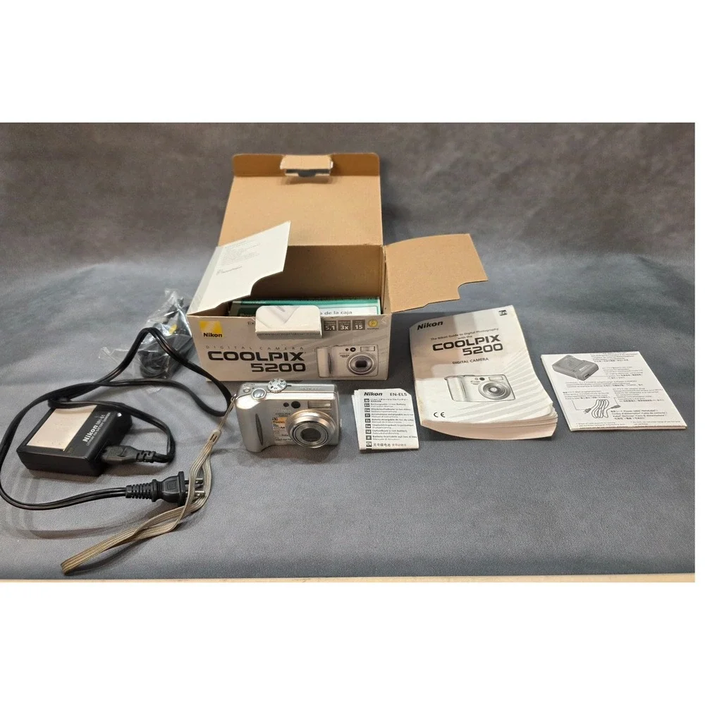 Nikon Coolpix 5200 Digital Camera Silver 5.1MP 3x Optical Zoom Vintage Digicam